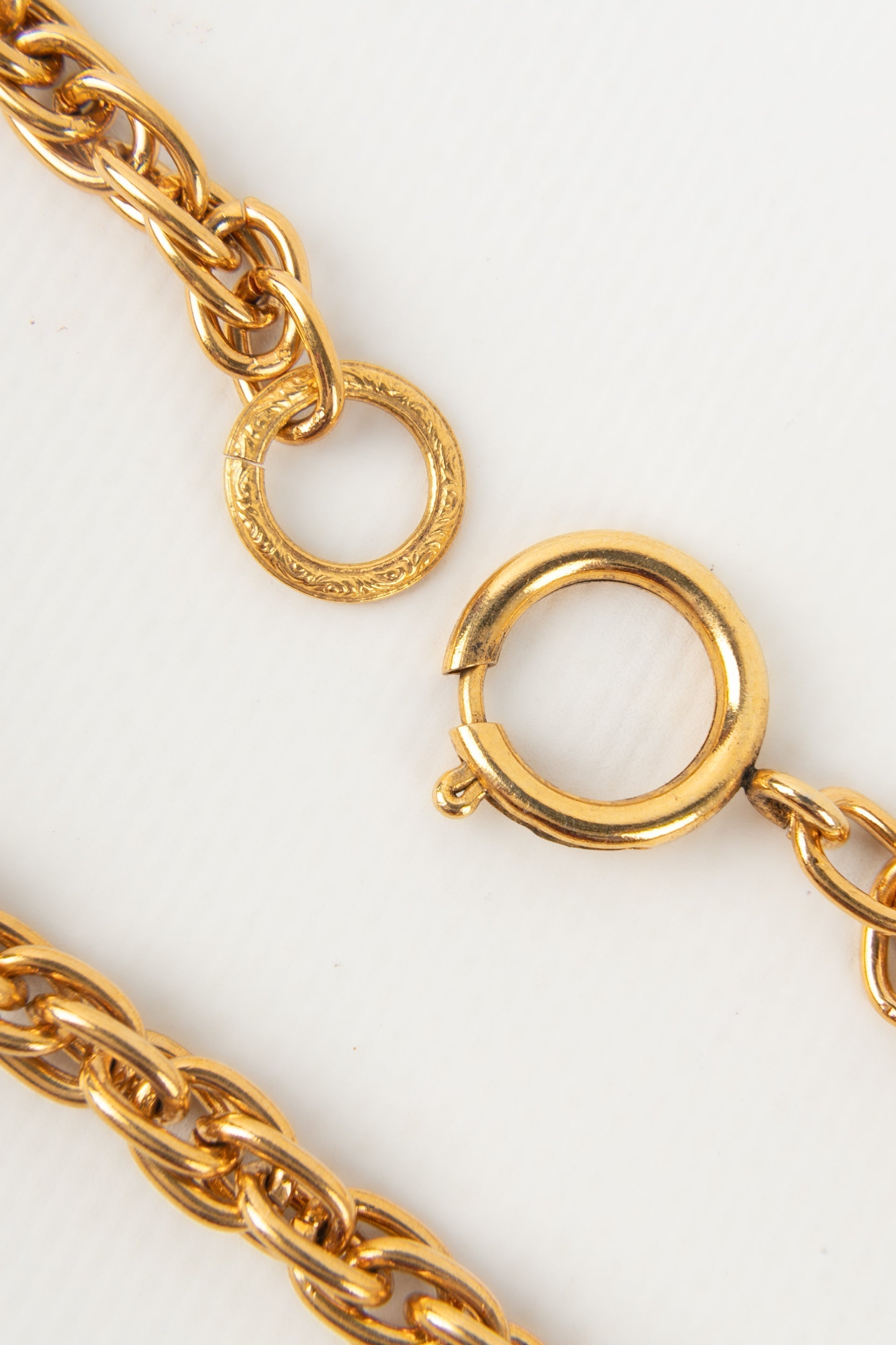 Collier / sautoir en m��tal dor�� Chanel
