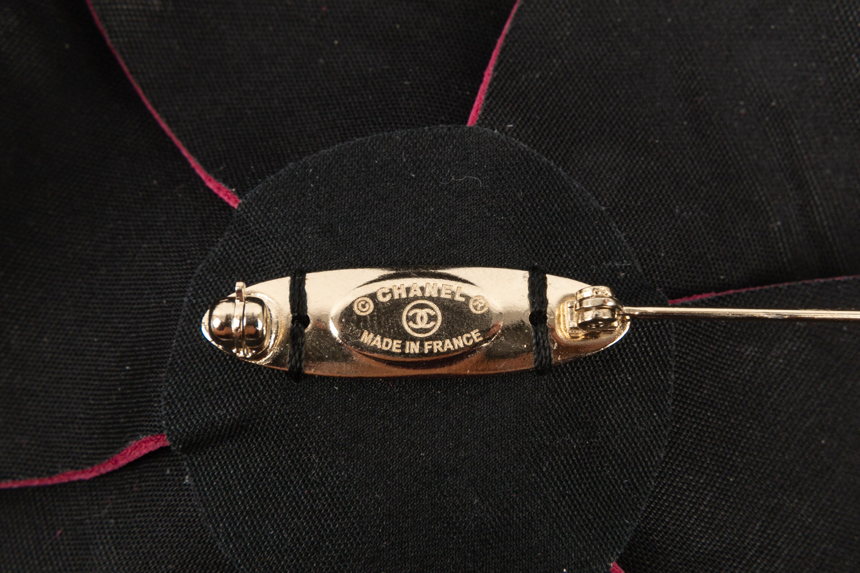 Broche camélia en cuir Chanel