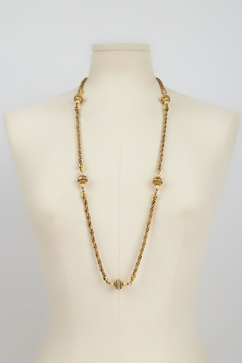 Collier dor�� Chanel 1984