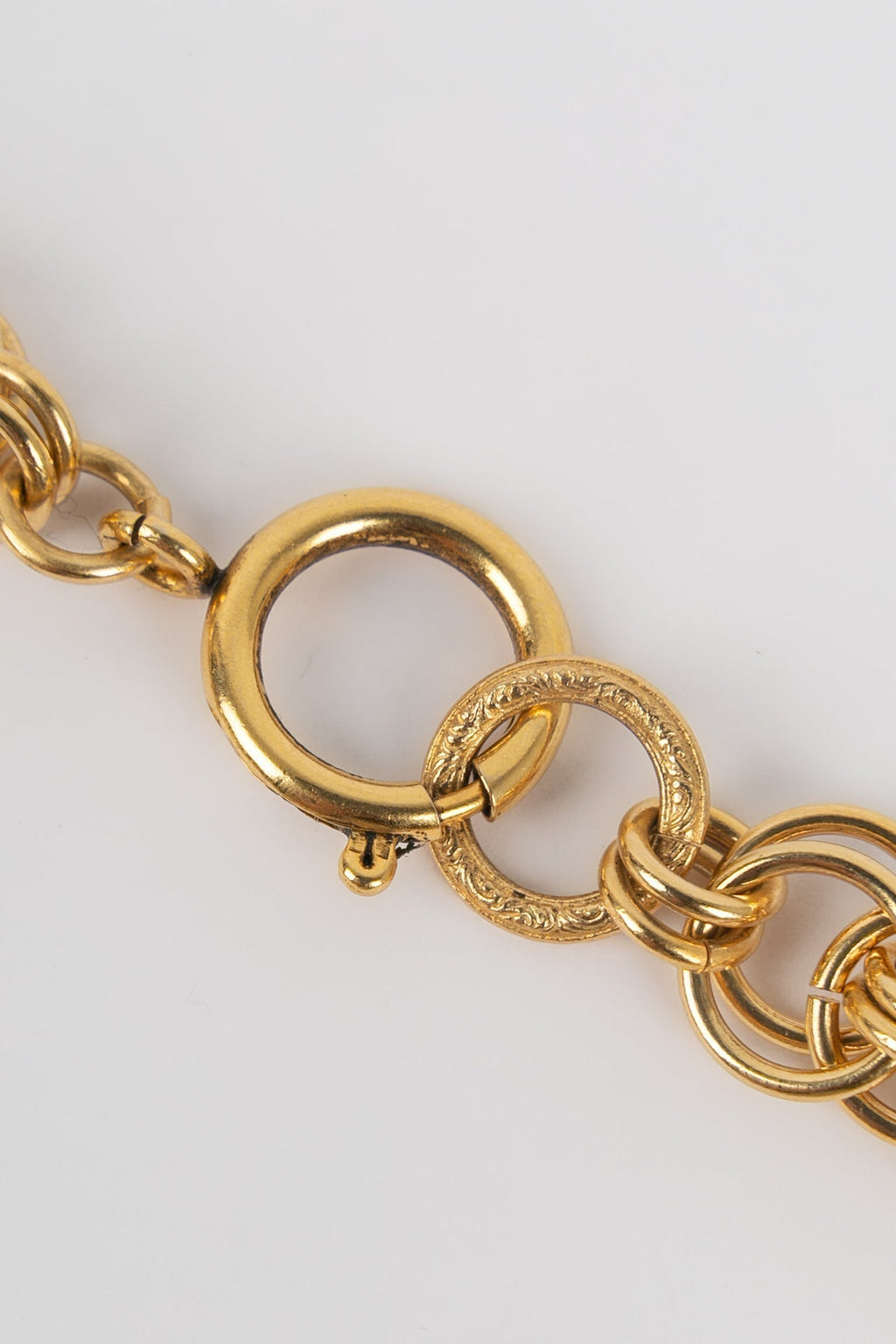 Collier dor�� Chanel