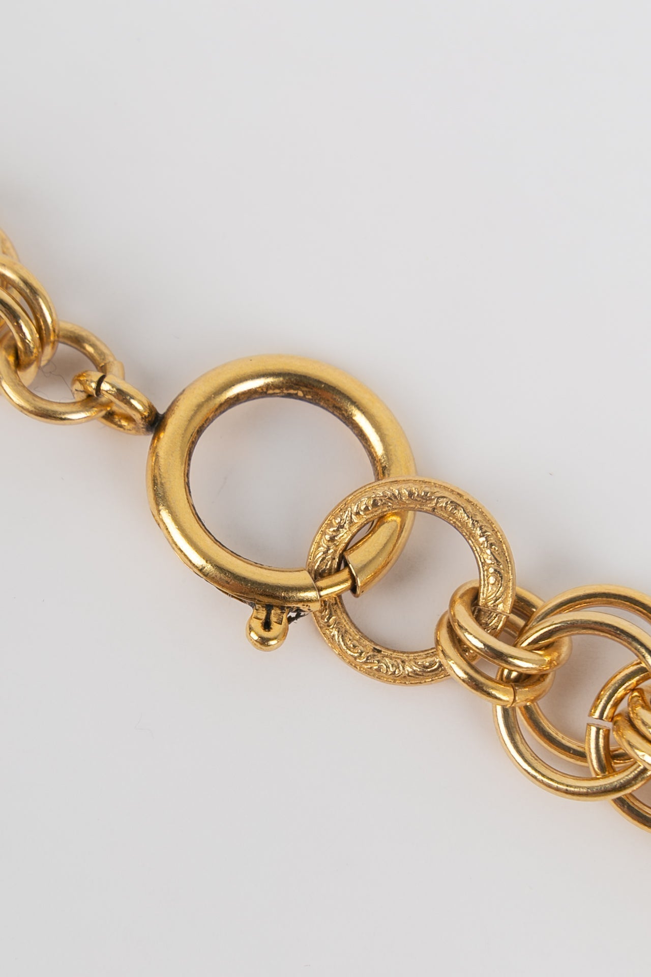 Collier dor�� Chanel