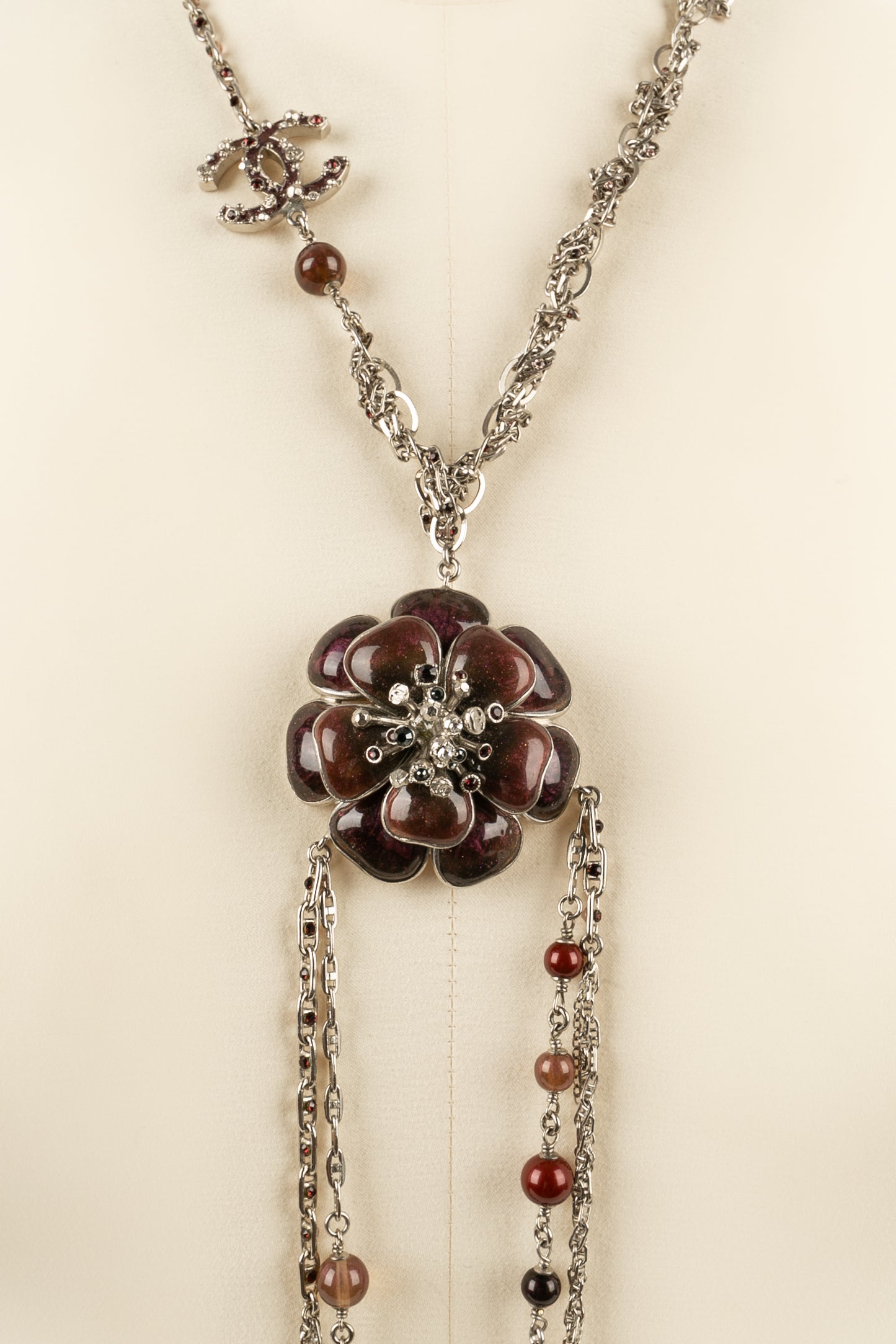 Collier cam��lia Chanel