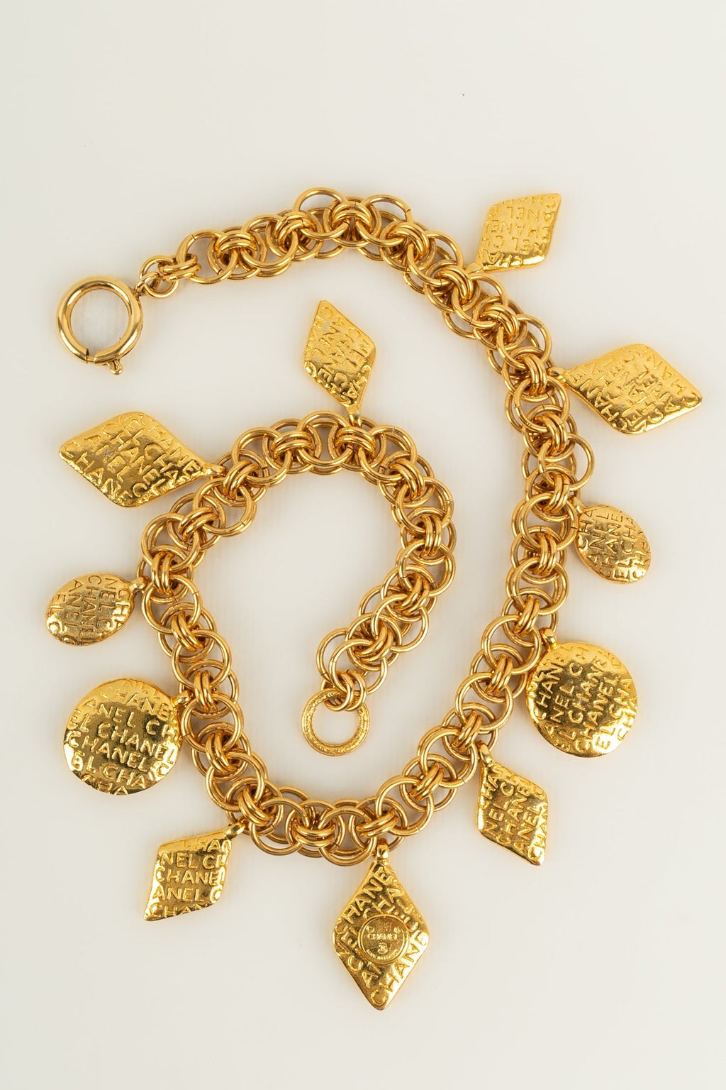 Collier dor�� Chanel