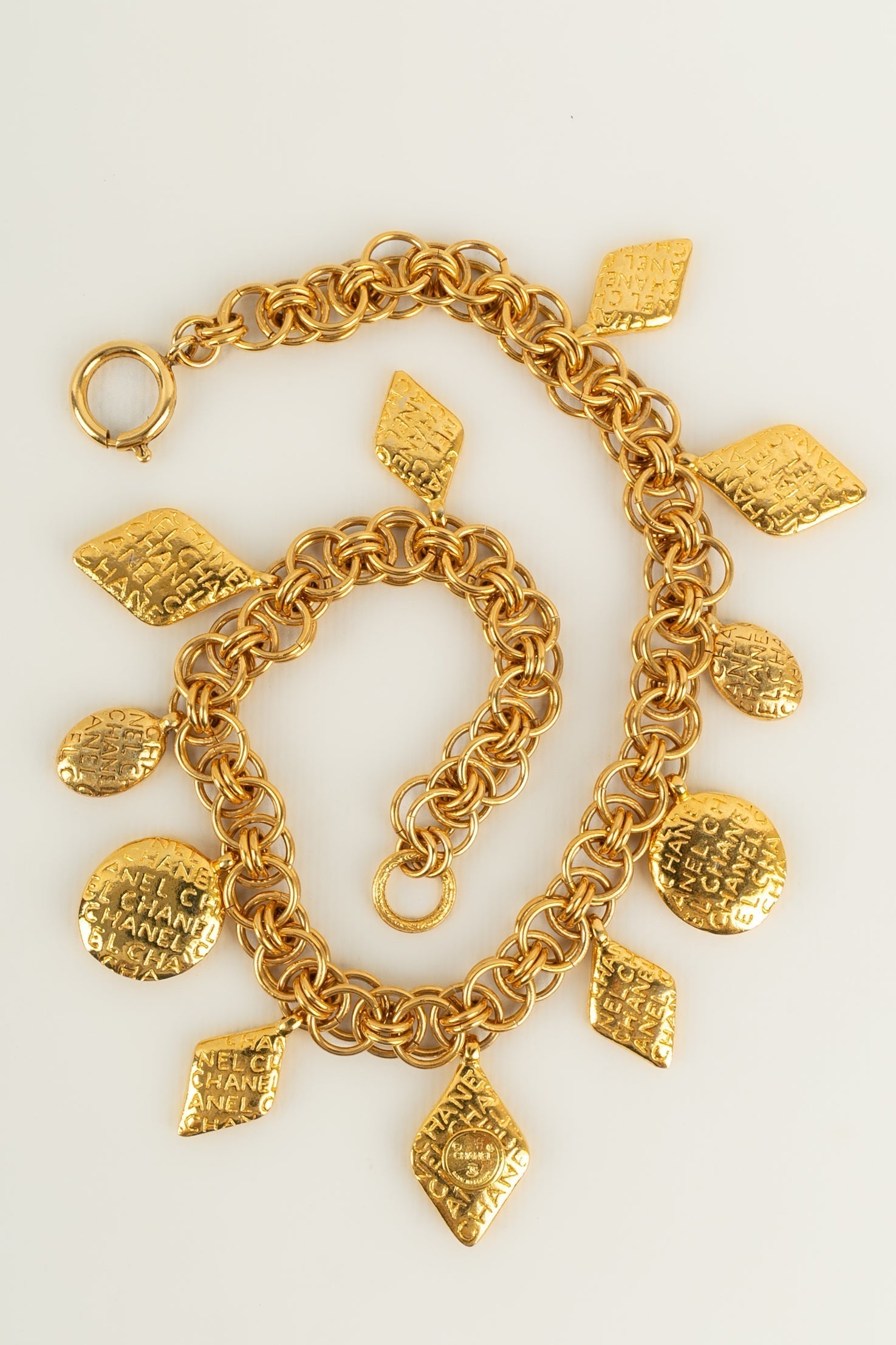 Collier dor�� Chanel