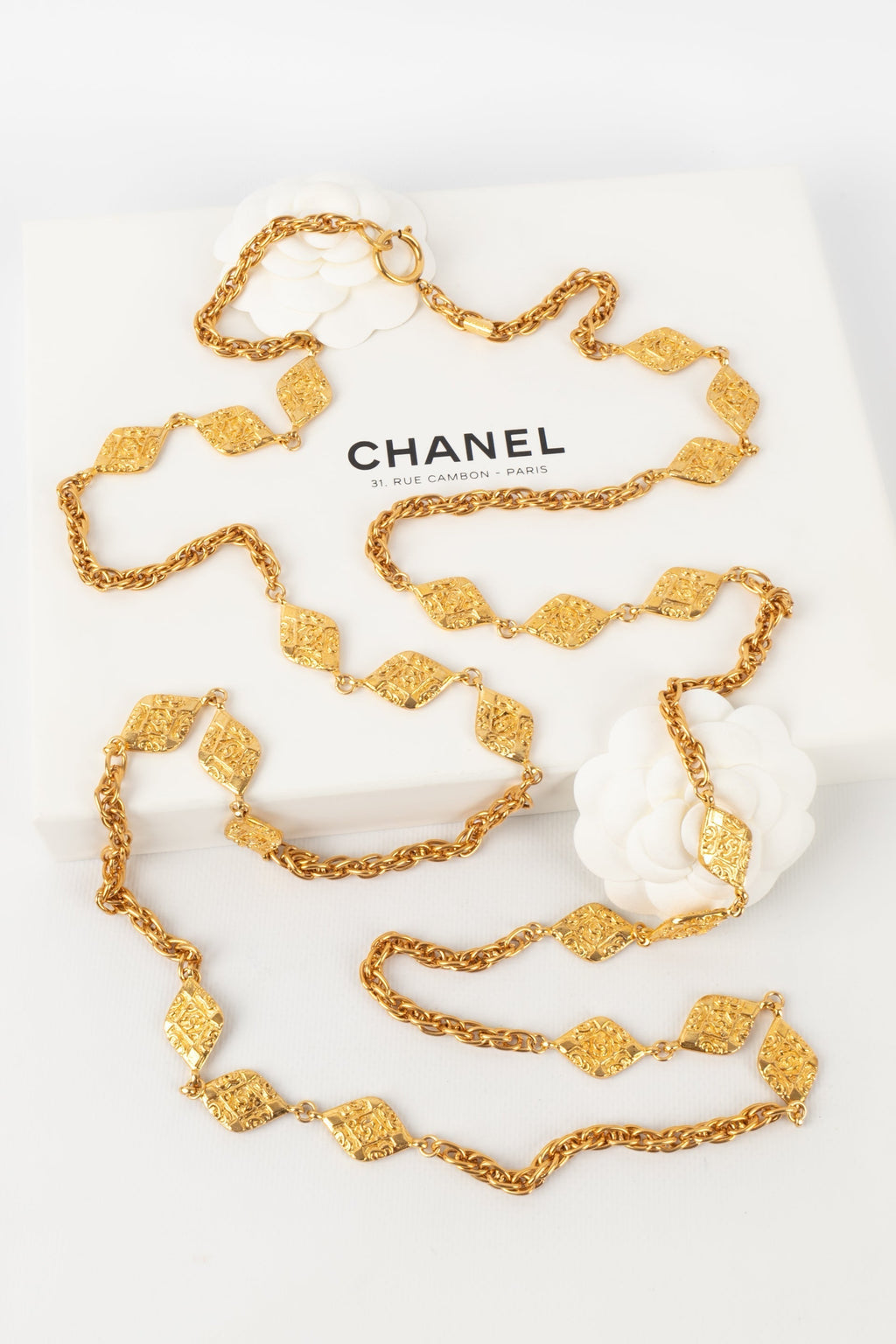 Collier / sautoir en m��tal dor�� Chanel