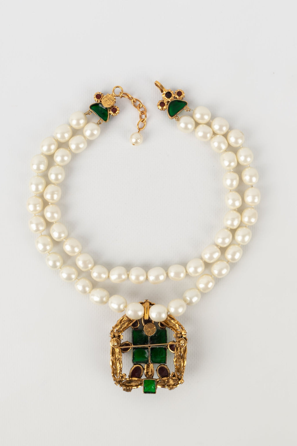 Collier en p��te de verre Chanel