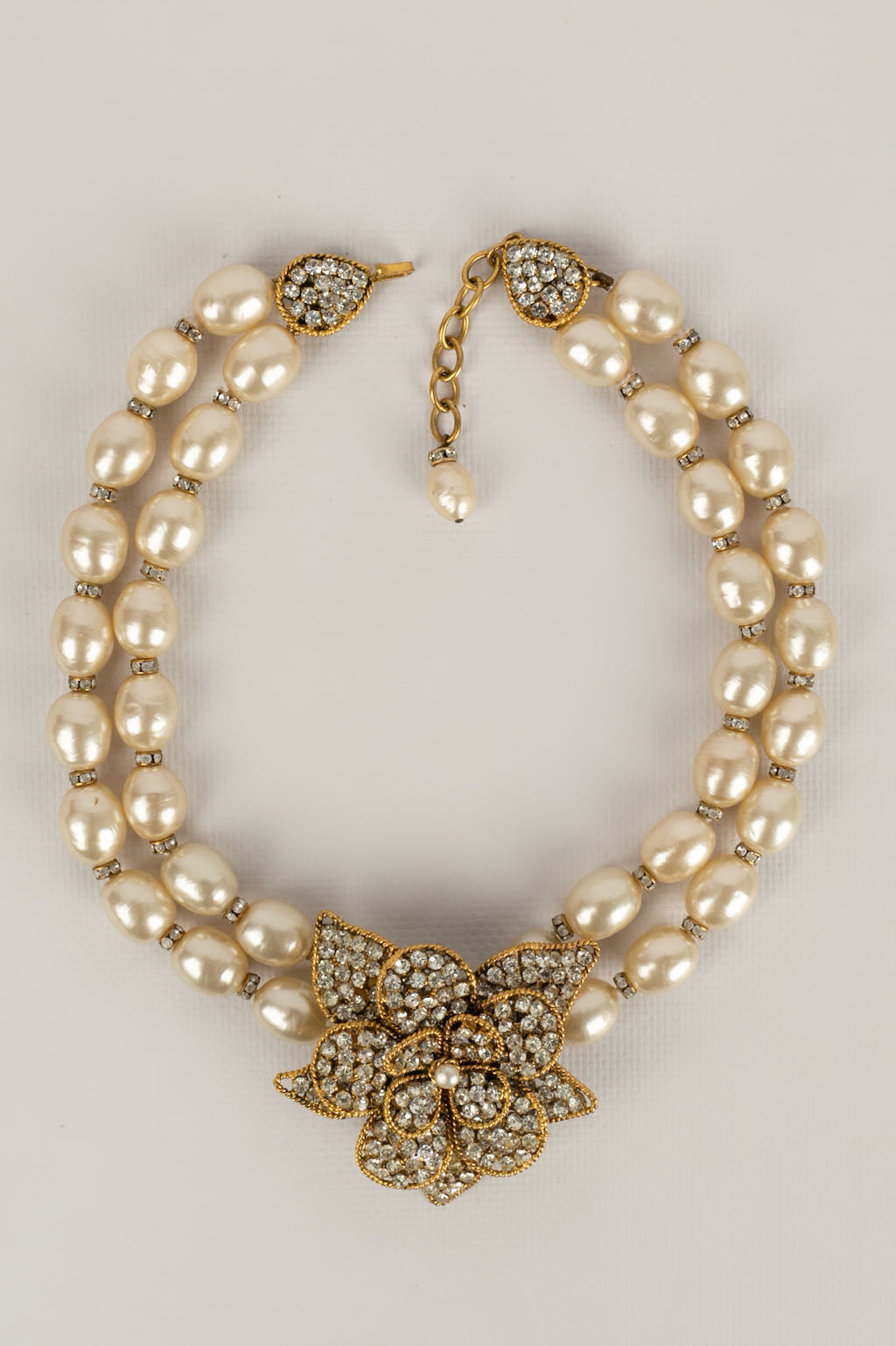Collier cam��lia Chanel