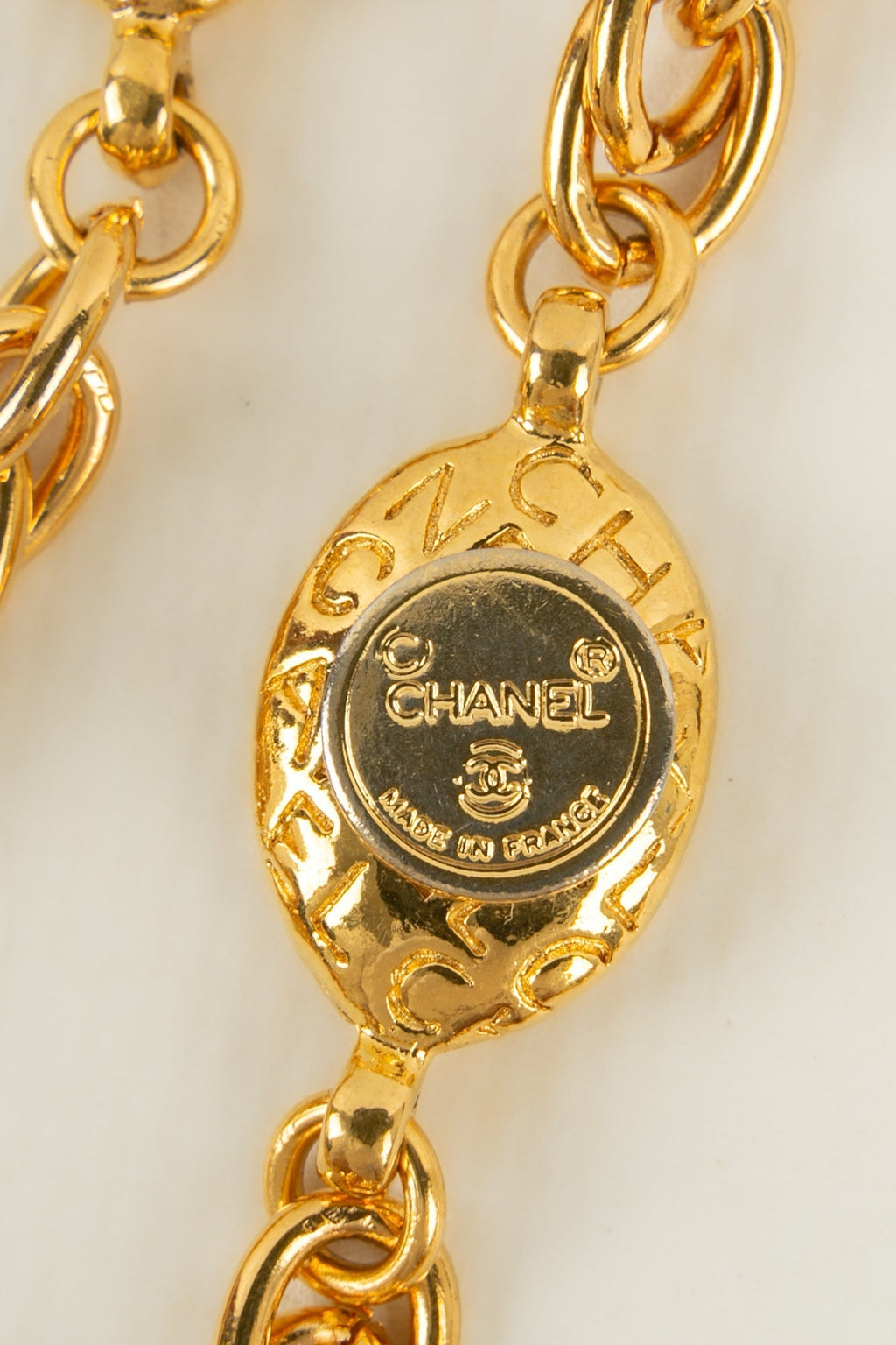 Collier / sautoir en m��tal dor�� Chanel