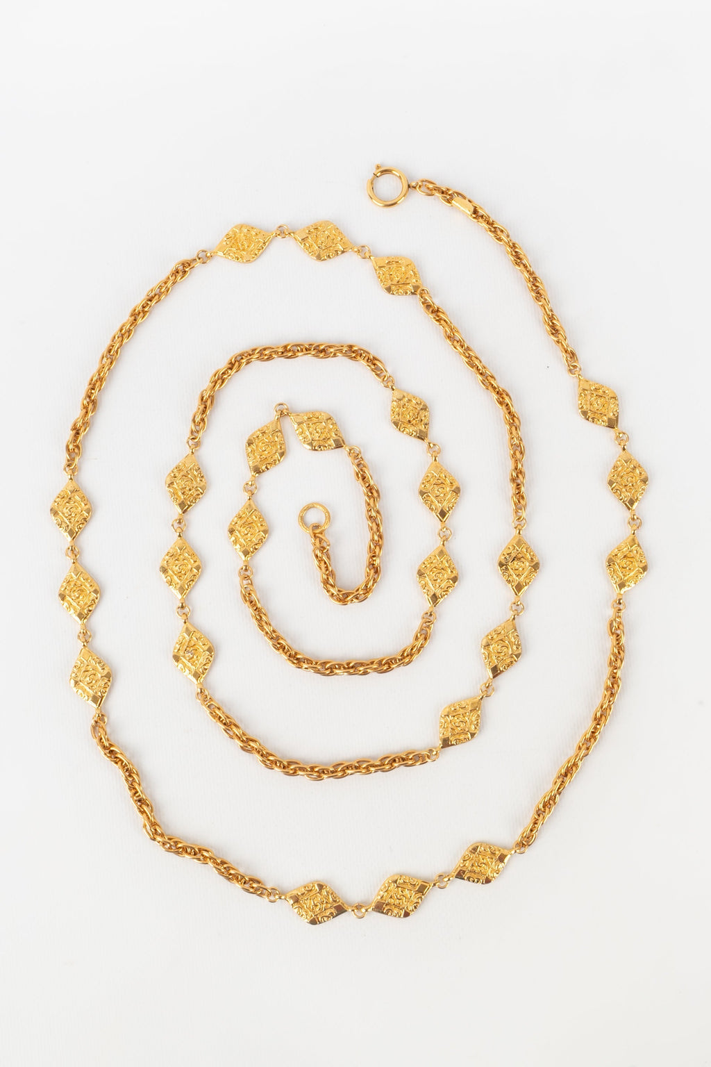 Collier / sautoir en m��tal dor�� Chanel