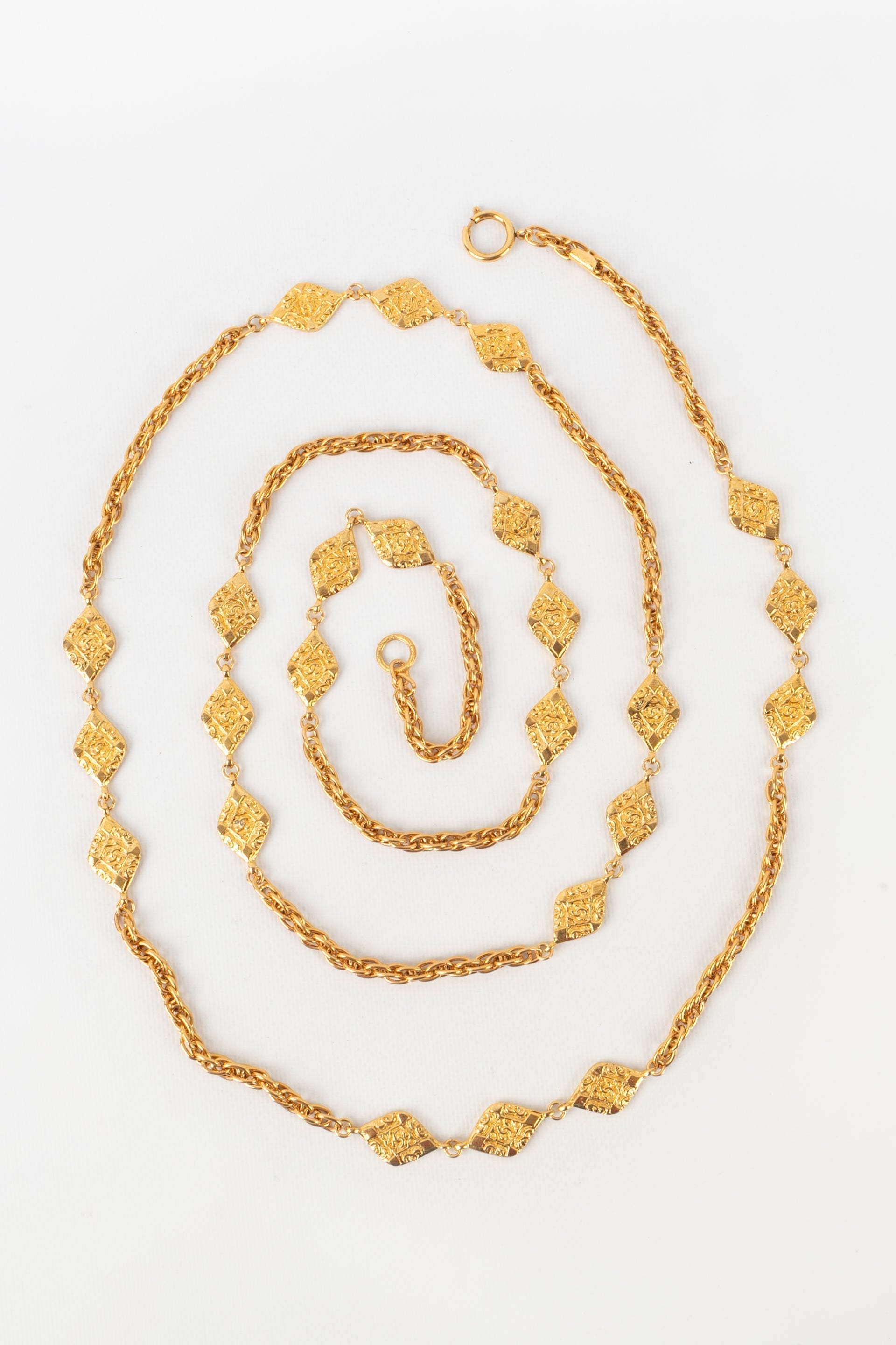 Collier / sautoir en m��tal dor�� Chanel