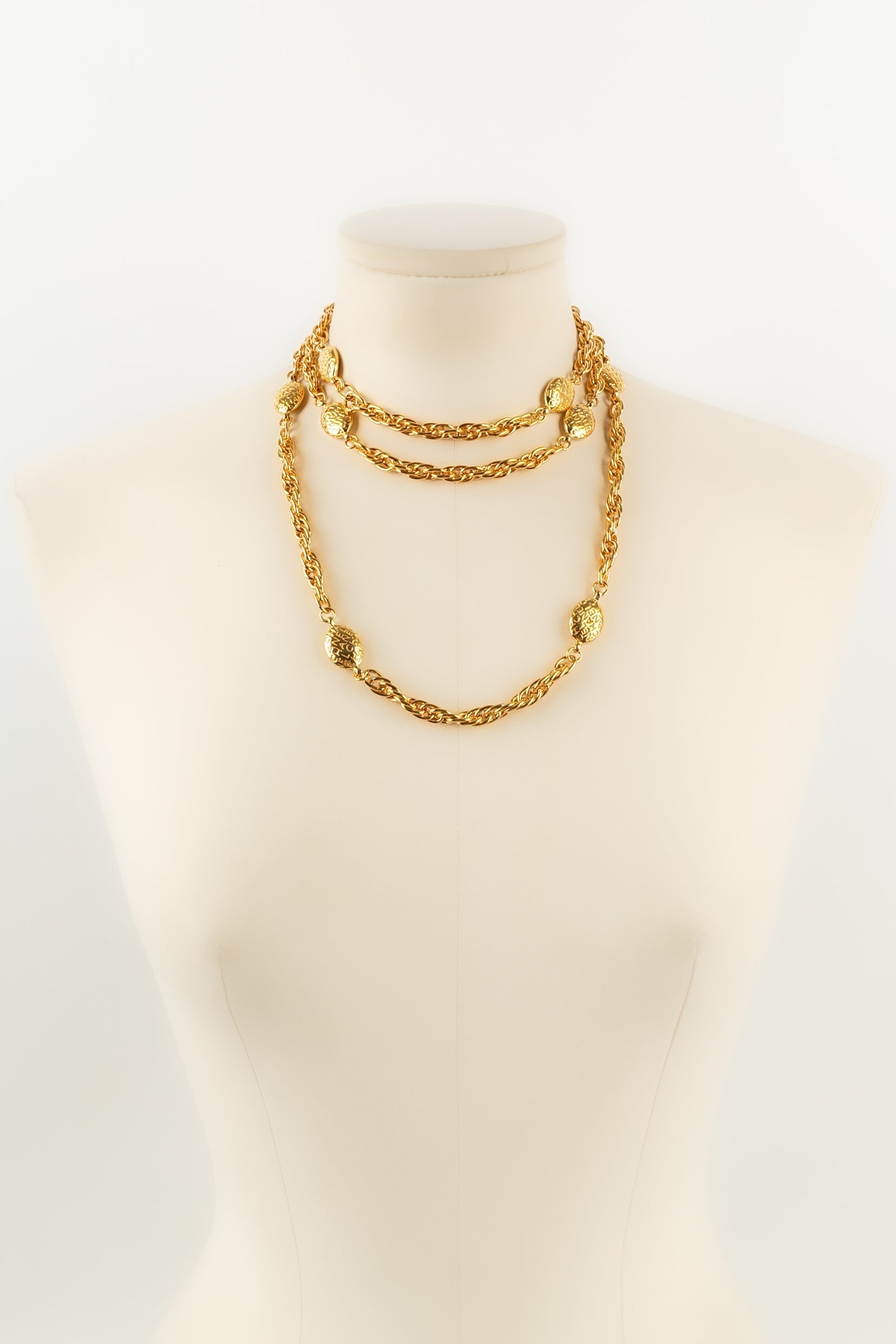 Collier / sautoir en m��tal dor�� Chanel