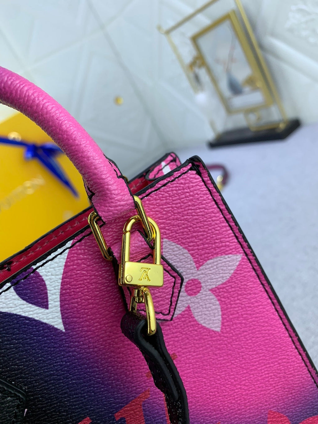 Luxury Bags Louis Vuitton  822