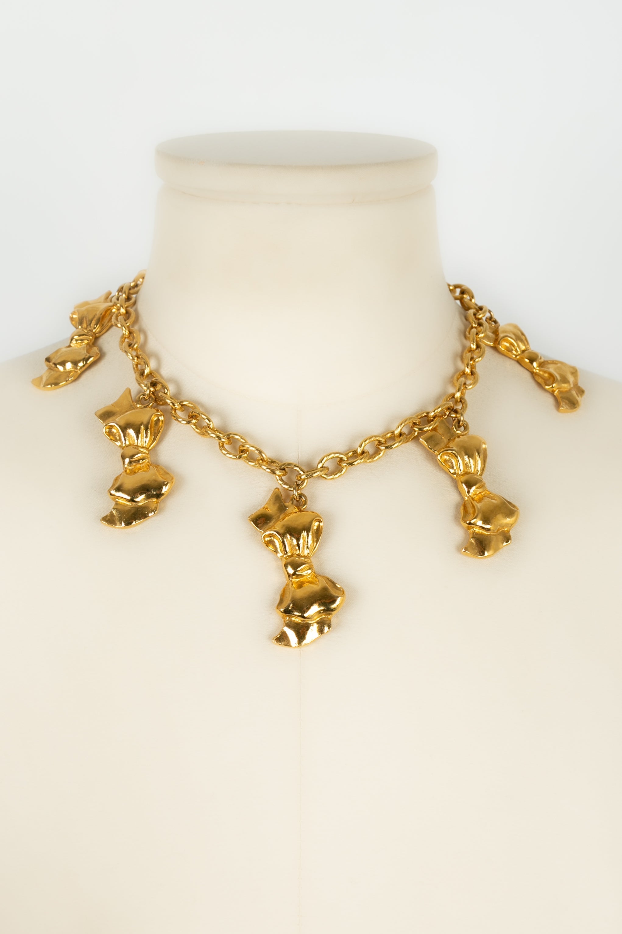 Collier dor�� Chanel