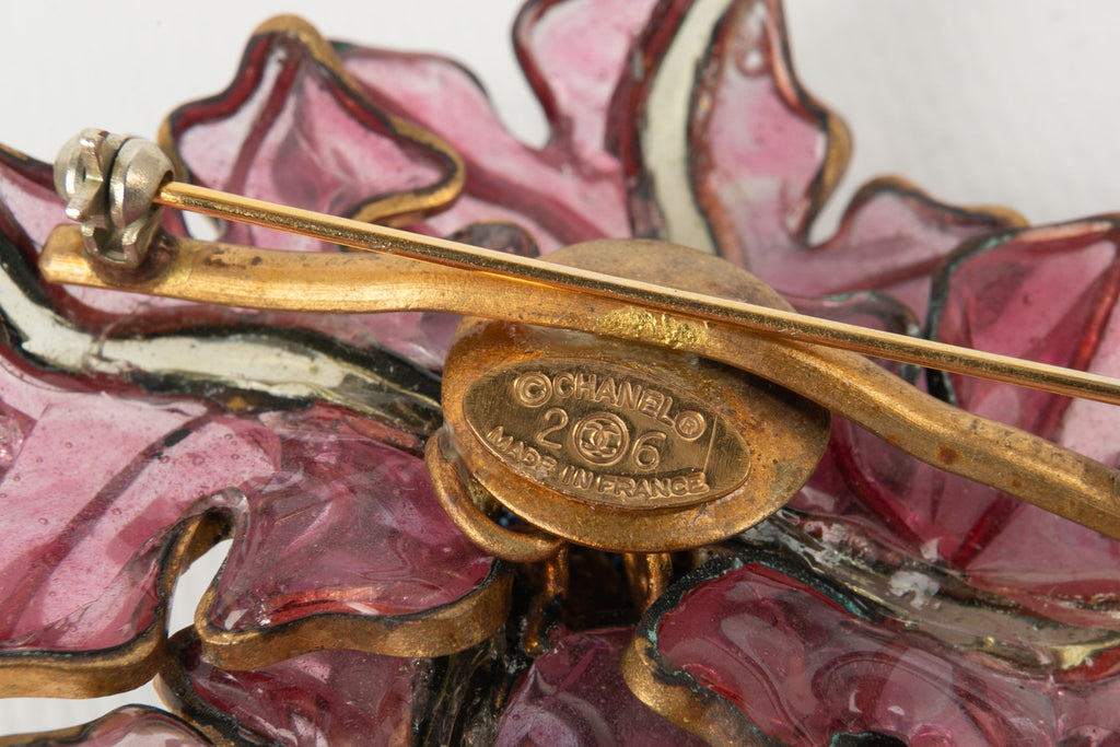 Broche en pâte de verre Chanel 1990s