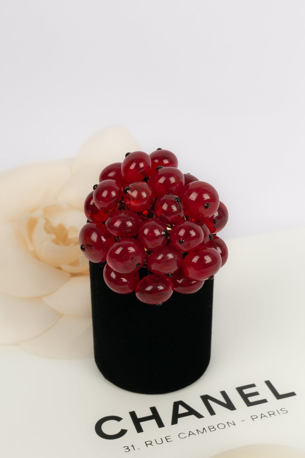 Broche en pâte de verre Chanel