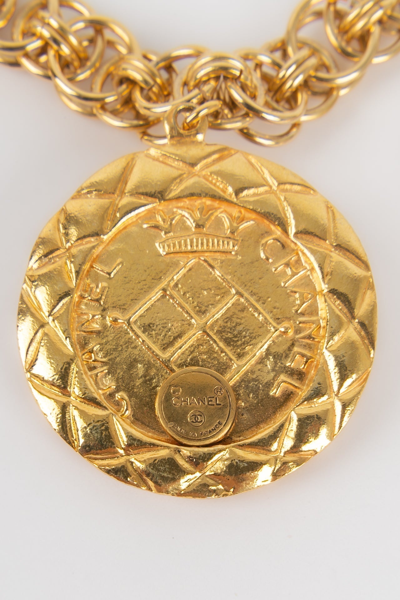 Collier dor�� Chanel