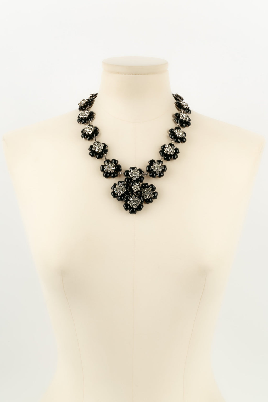 Collier cam��lias en p��te de verre Chanel