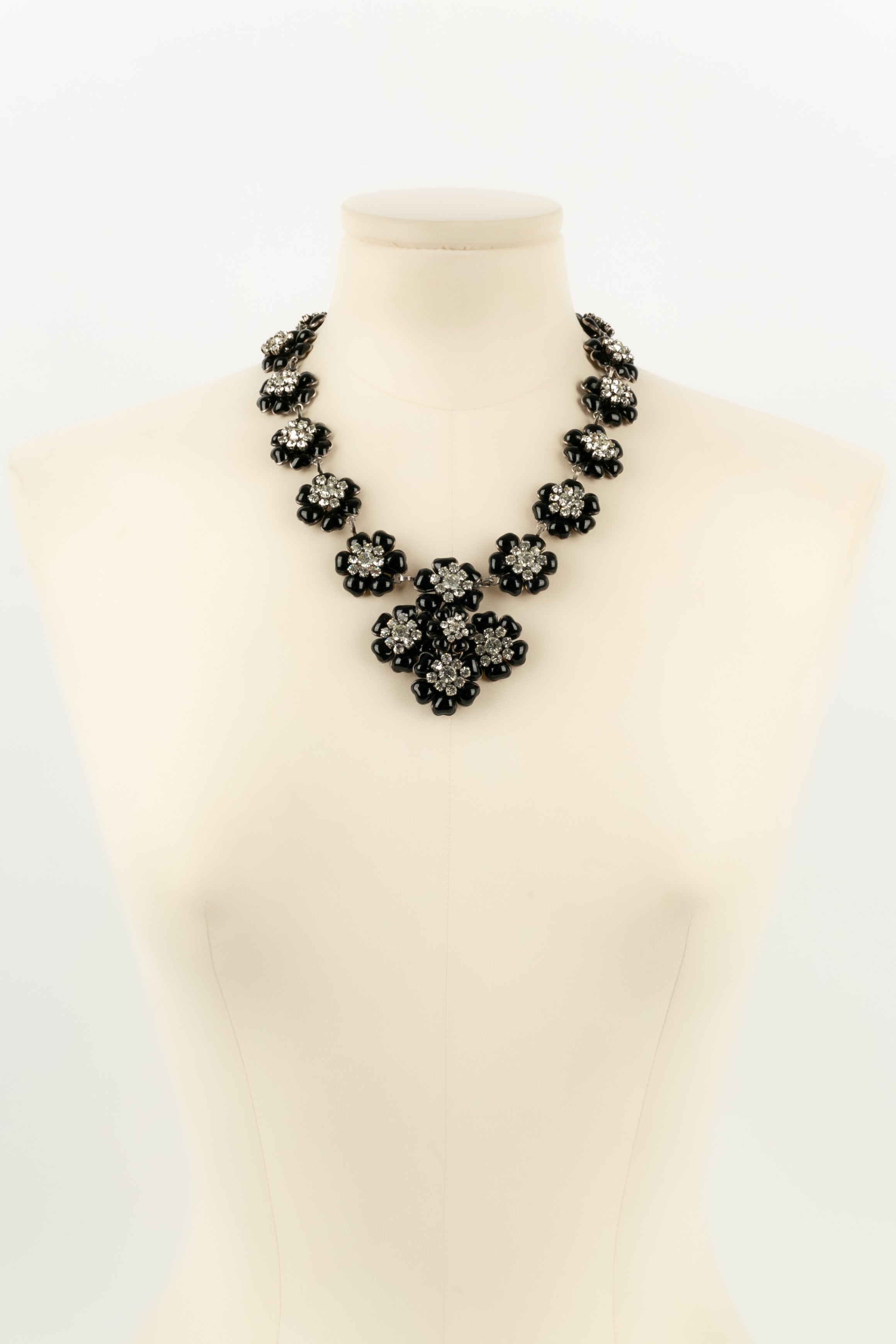 Collier cam��lias en p��te de verre Chanel