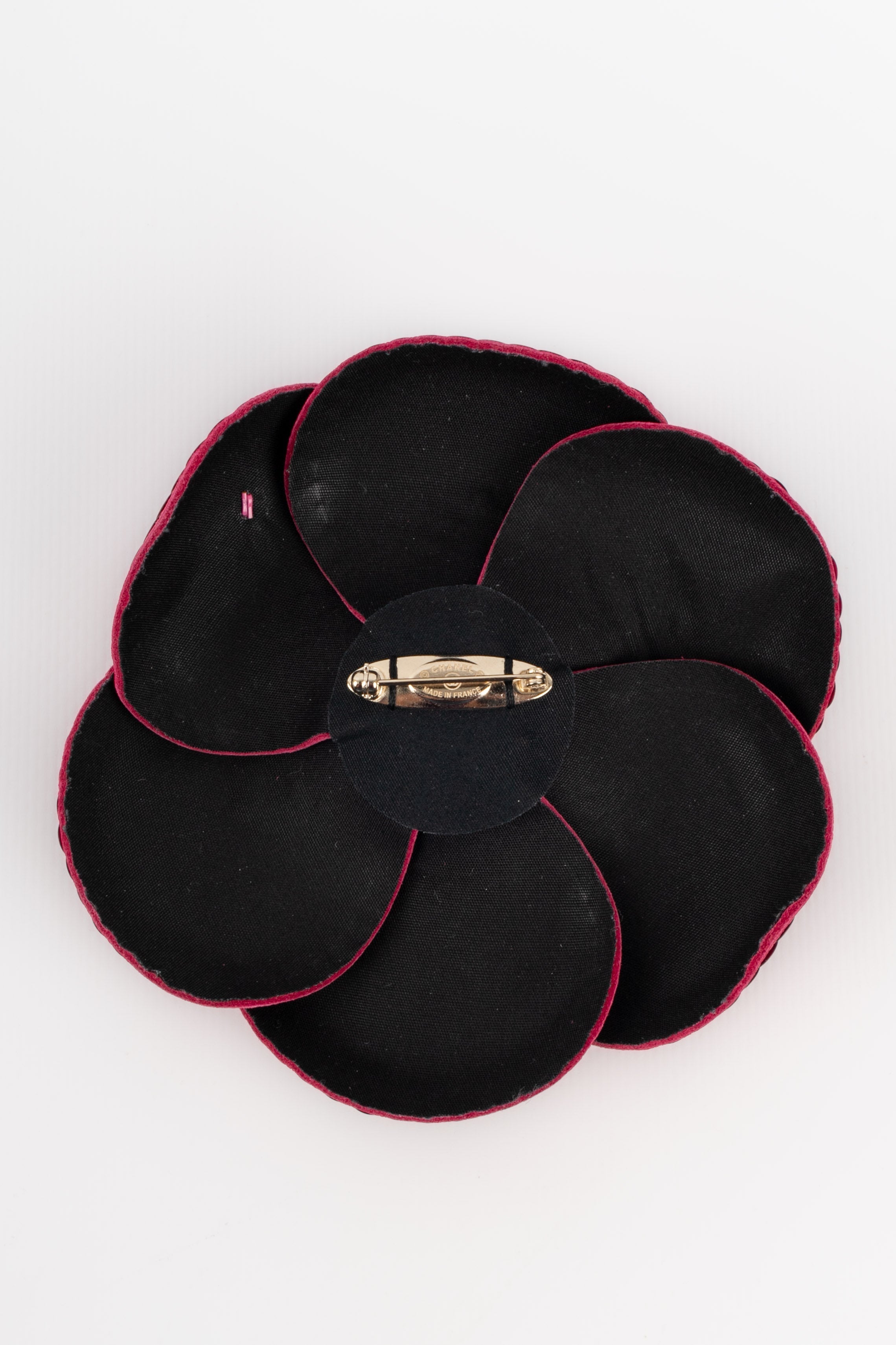 Broche camélia en cuir Chanel