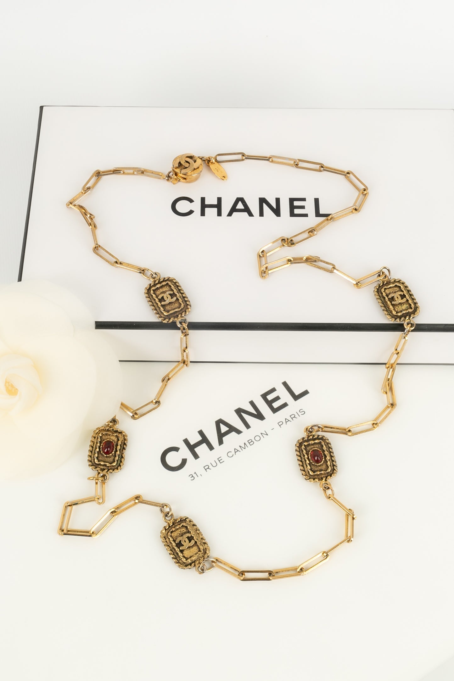 Collier dor�� Chanel 1984