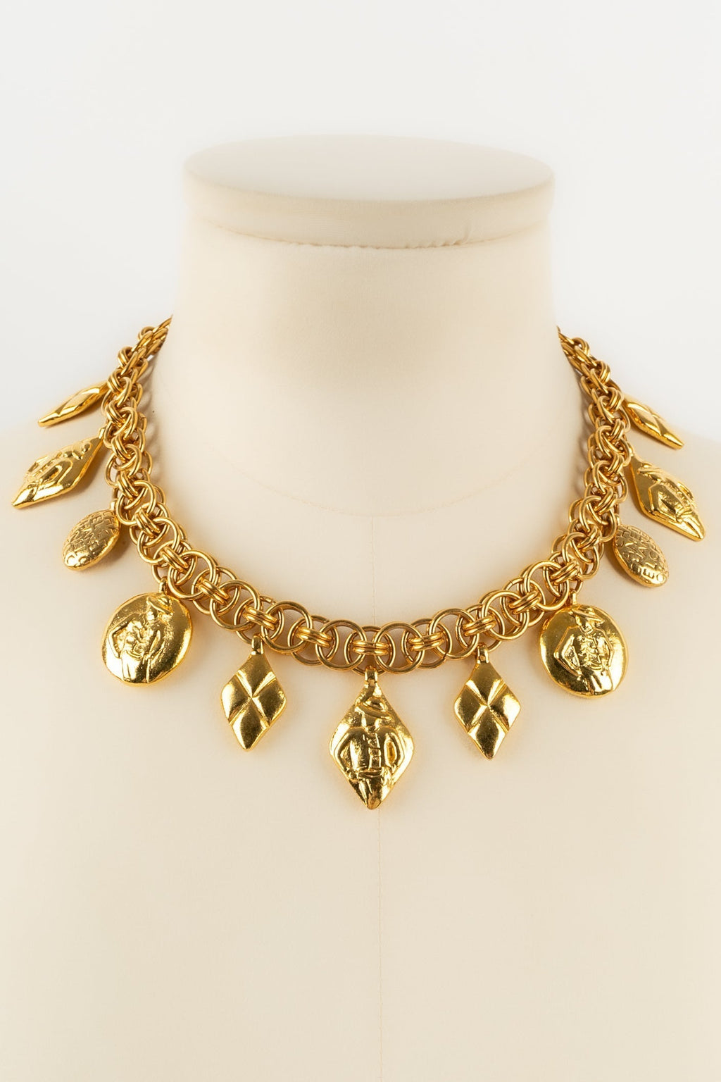Collier dor�� Chanel