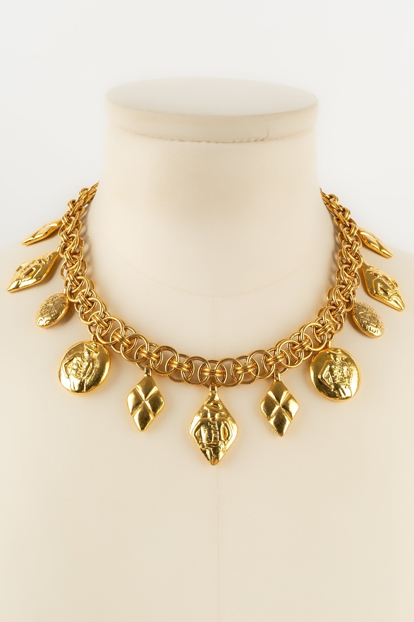 Collier dor�� Chanel