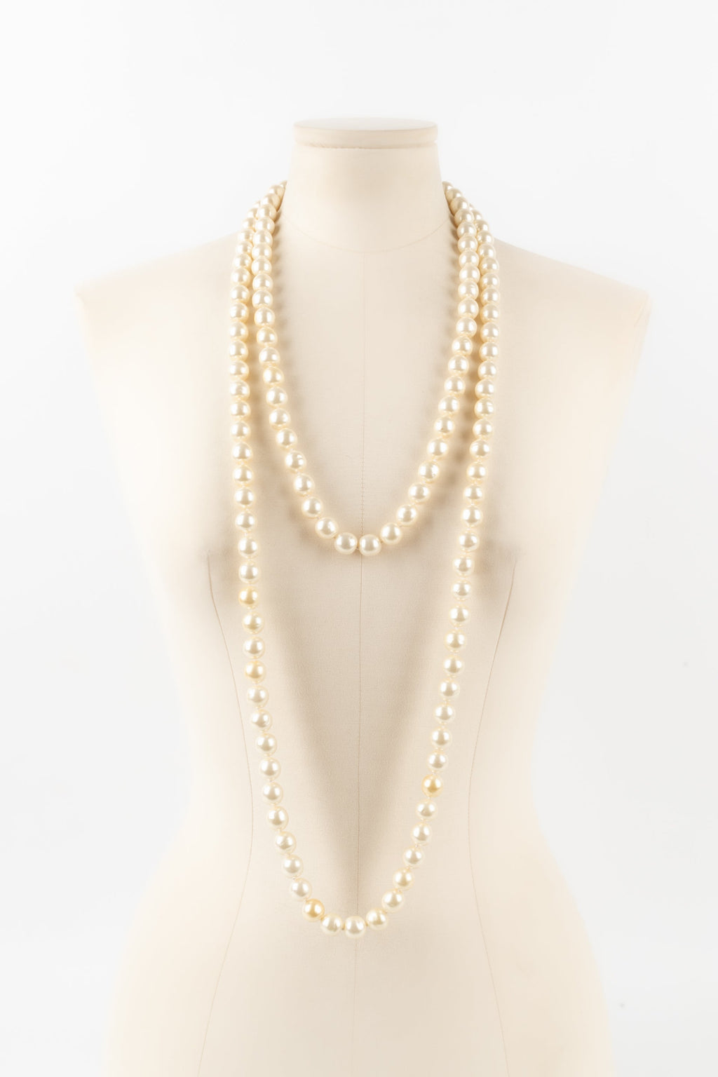 Collier / sautoir de perles nacr��es Chanel