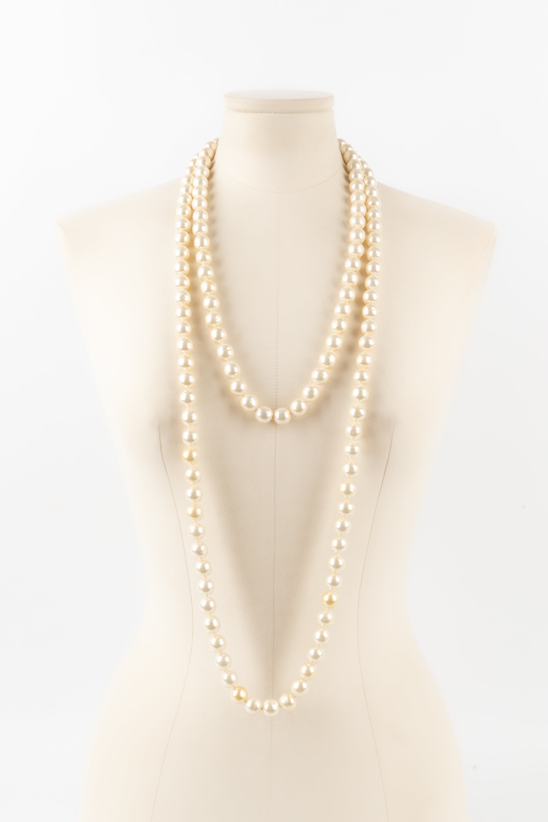 Collier / sautoir de perles nacr��es Chanel