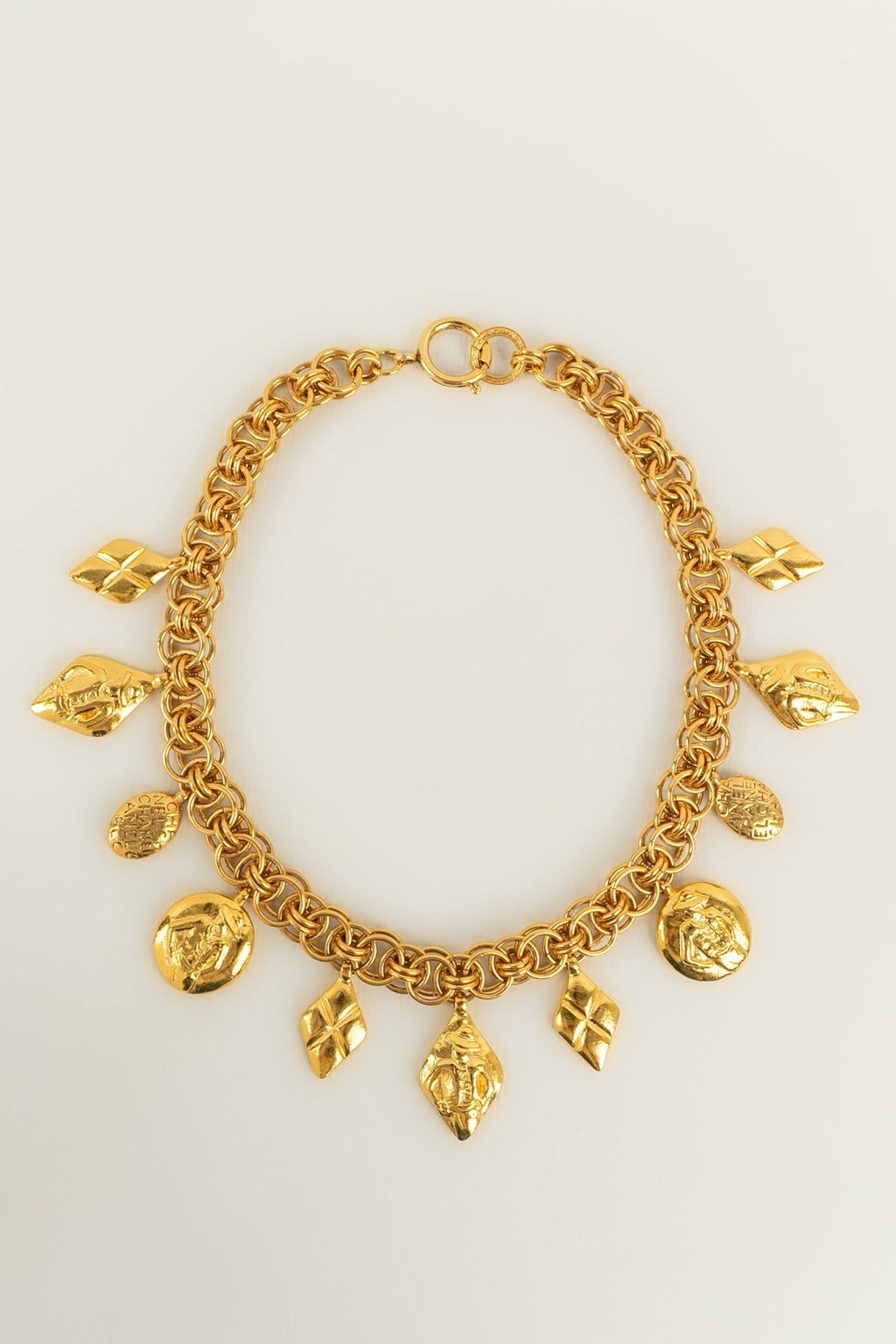 Collier dor�� Chanel