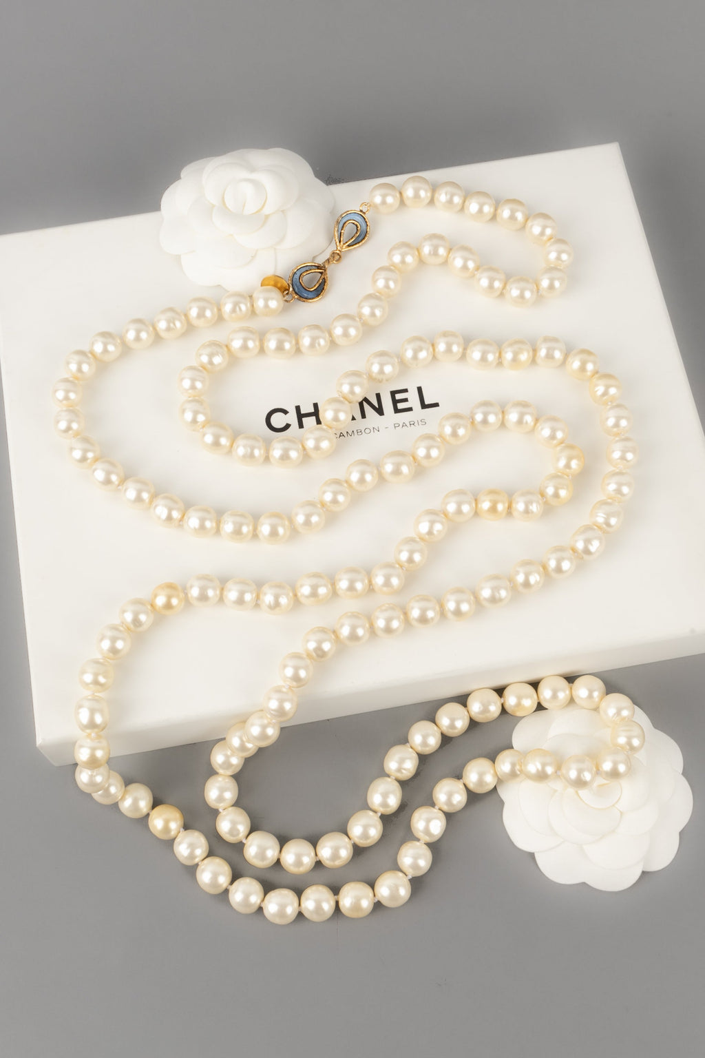 Collier / sautoir de perles nacr��es Chanel