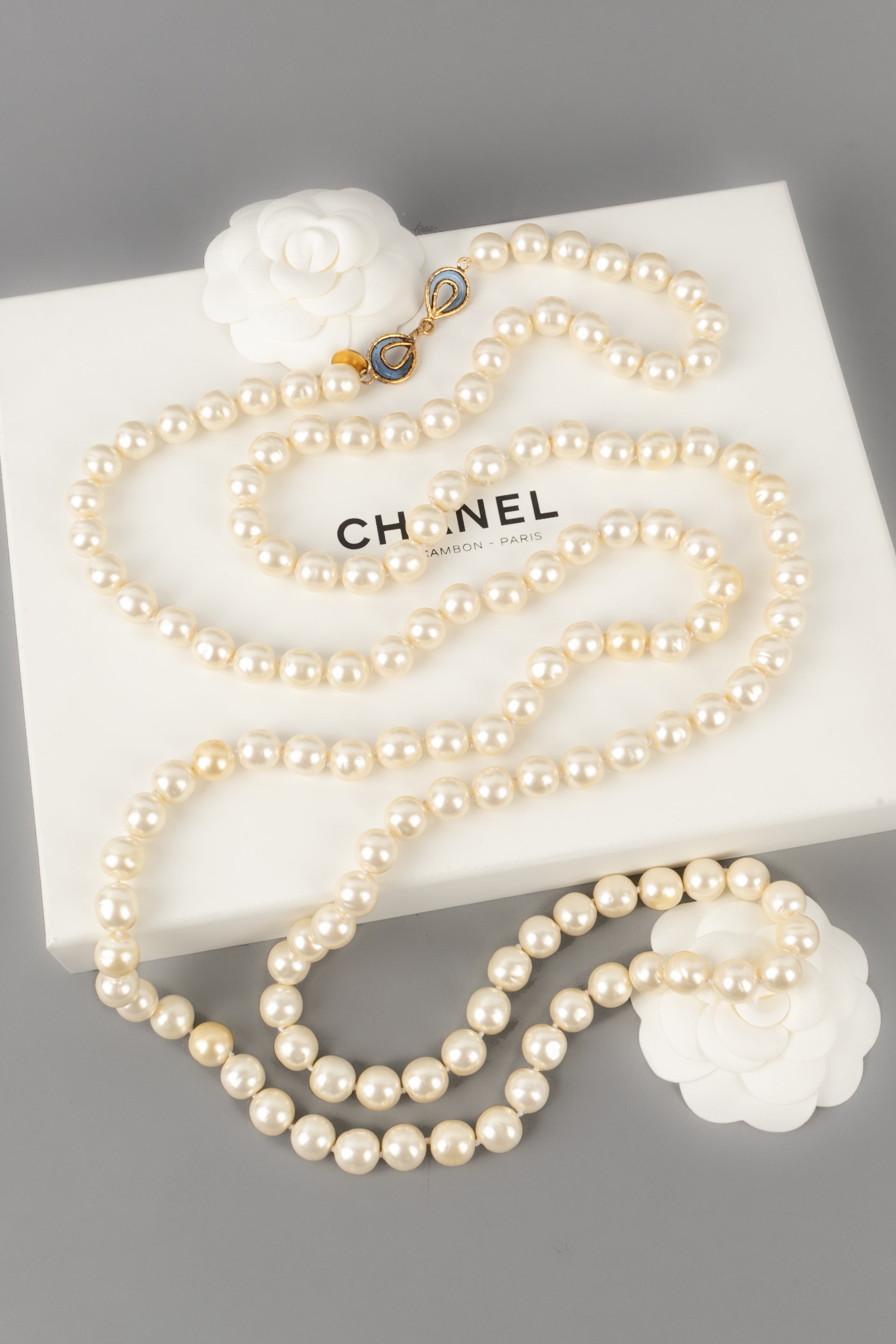 Collier / sautoir de perles nacr��es Chanel
