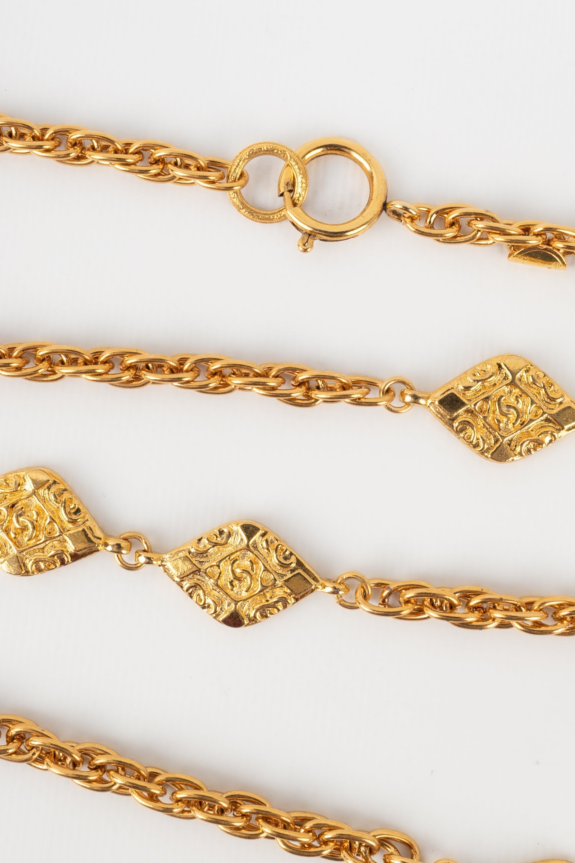 Collier / sautoir en m��tal dor�� Chanel