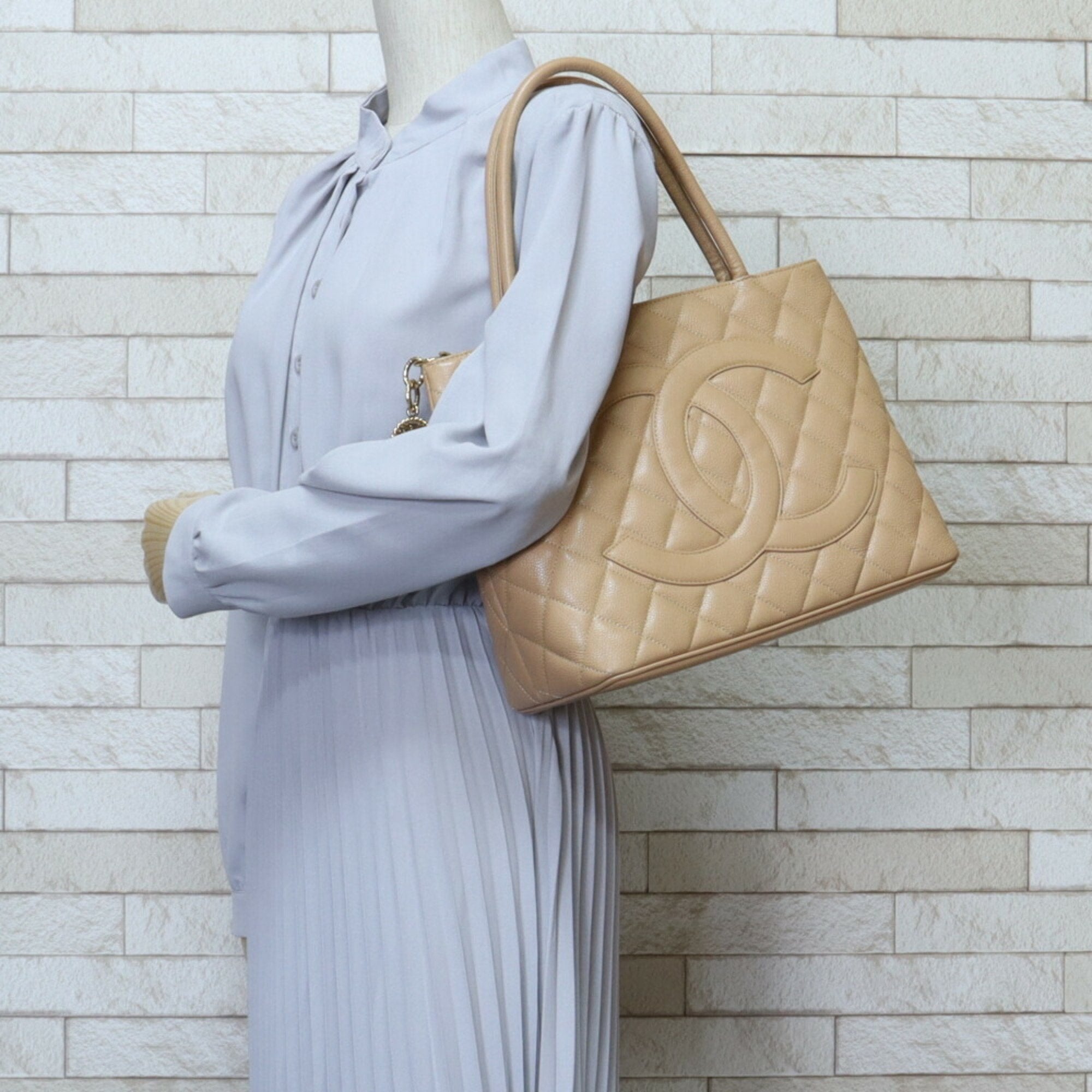 Chanel Medaillon