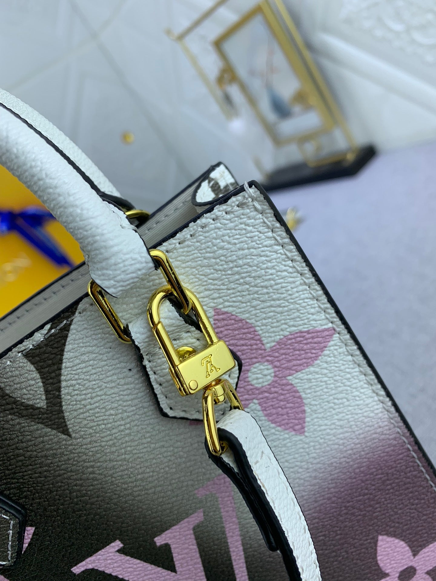Luxury Bags Louis Vuitton  823
