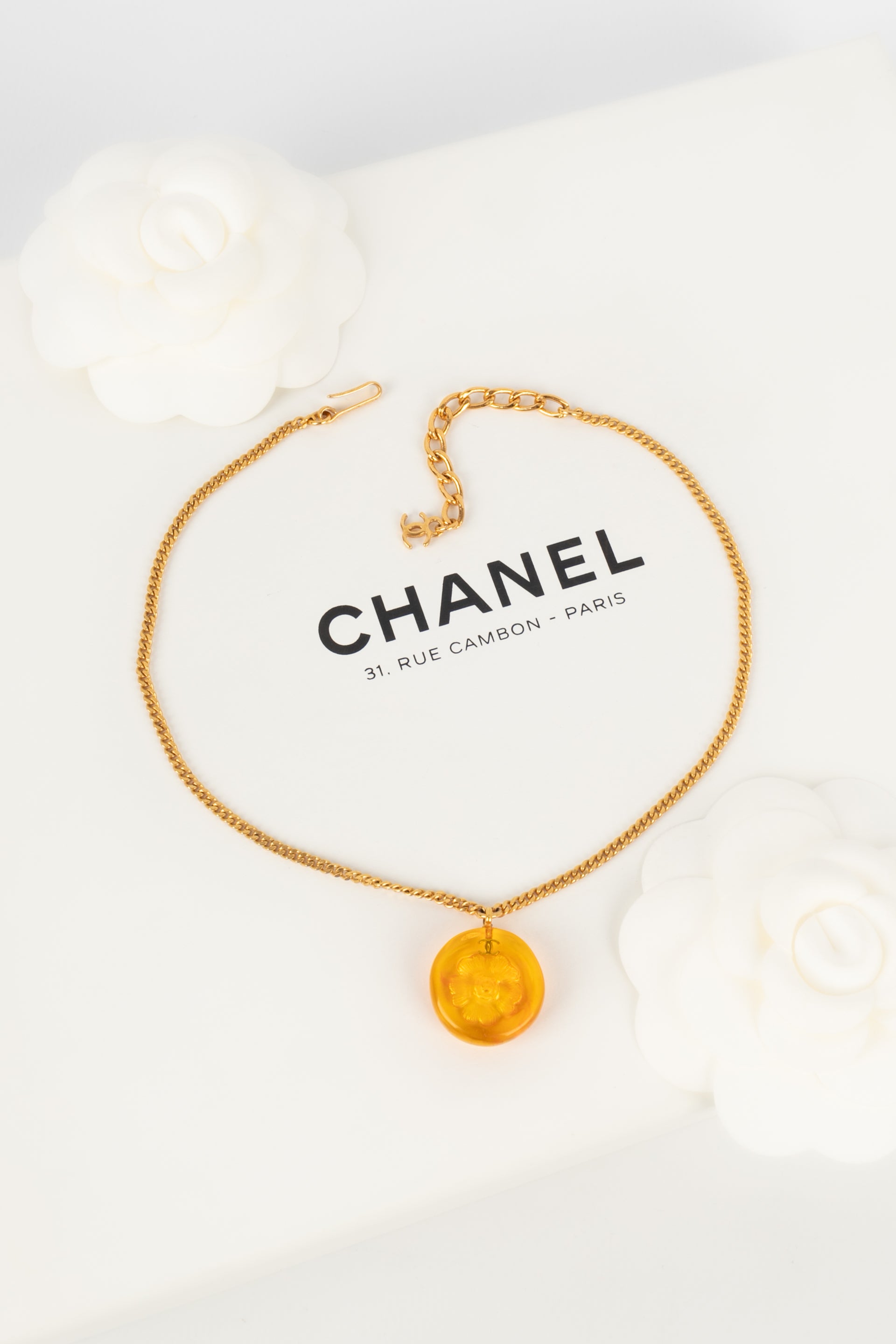 Collier cam��lia Chanel