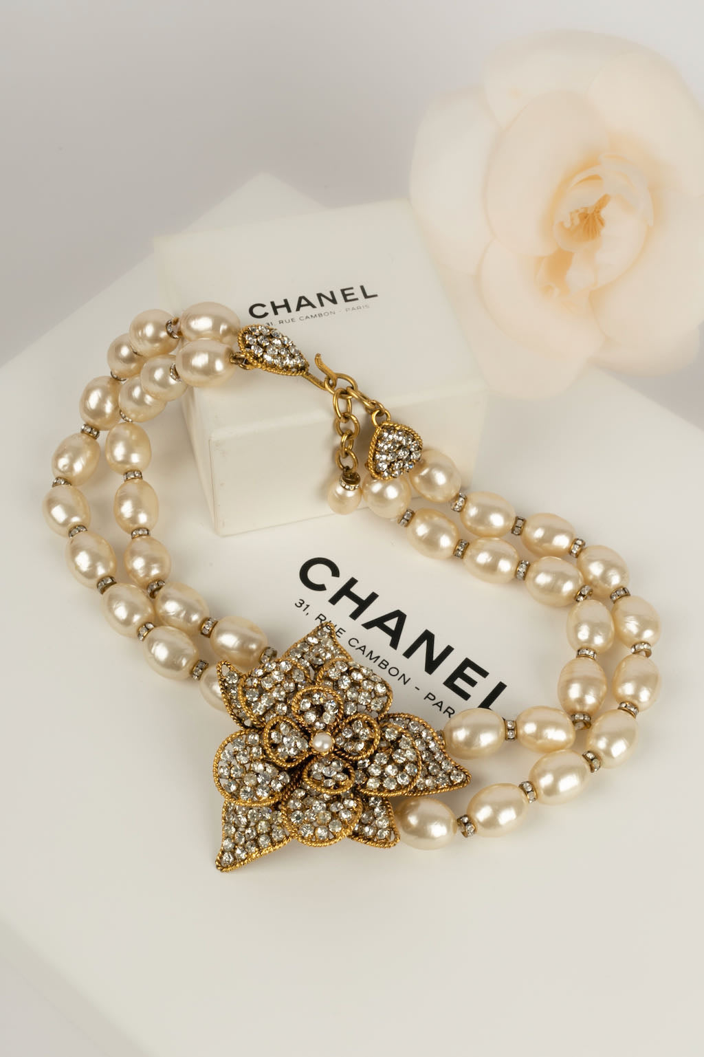 Collier cam��lia Chanel