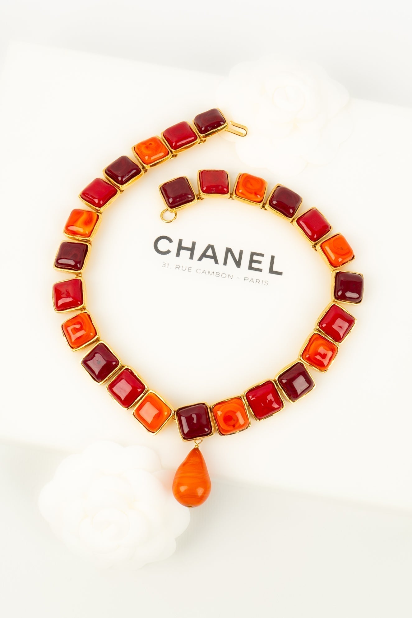 Collier en p��te de verre Chanel 1990s