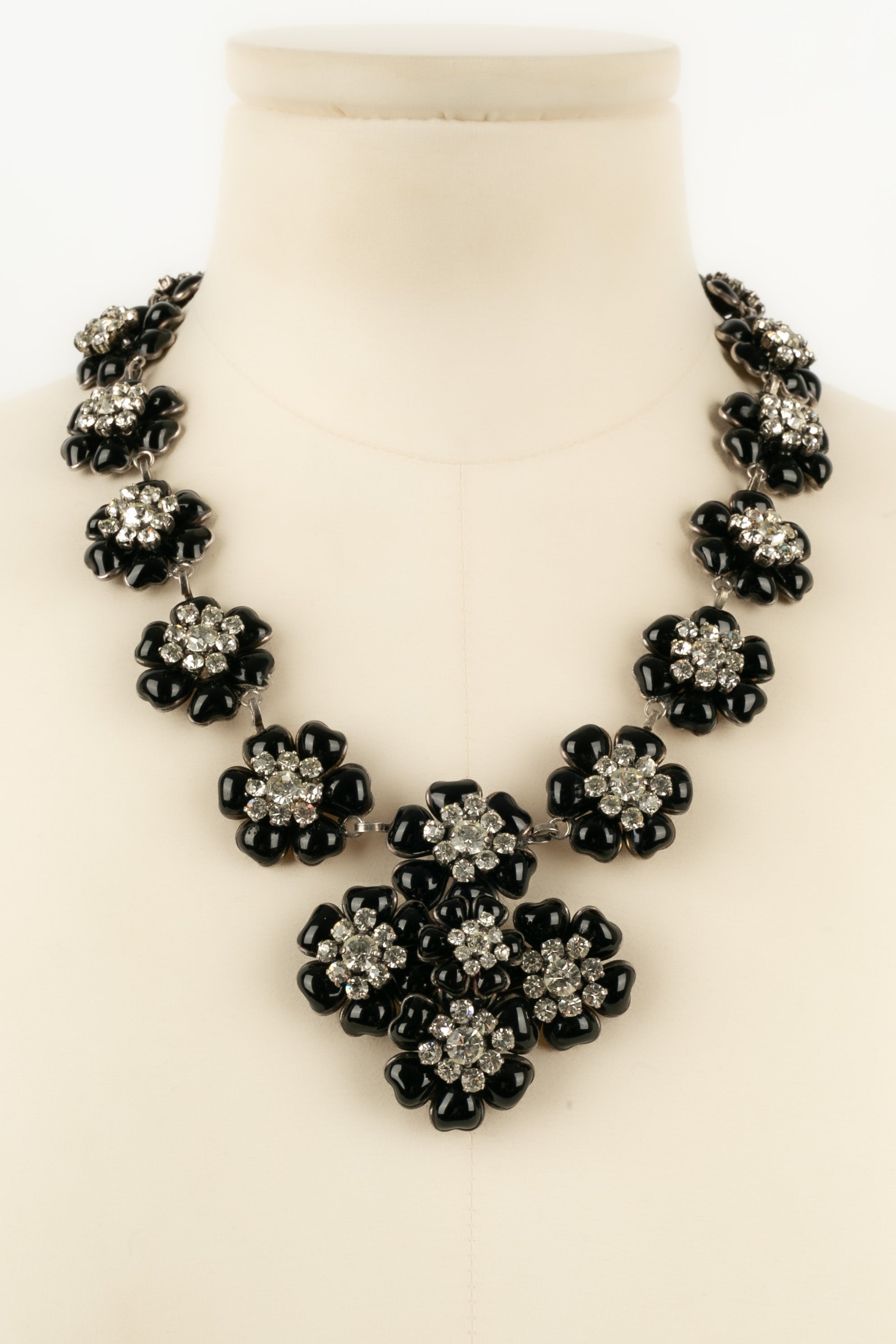 Collier cam��lias en p��te de verre Chanel