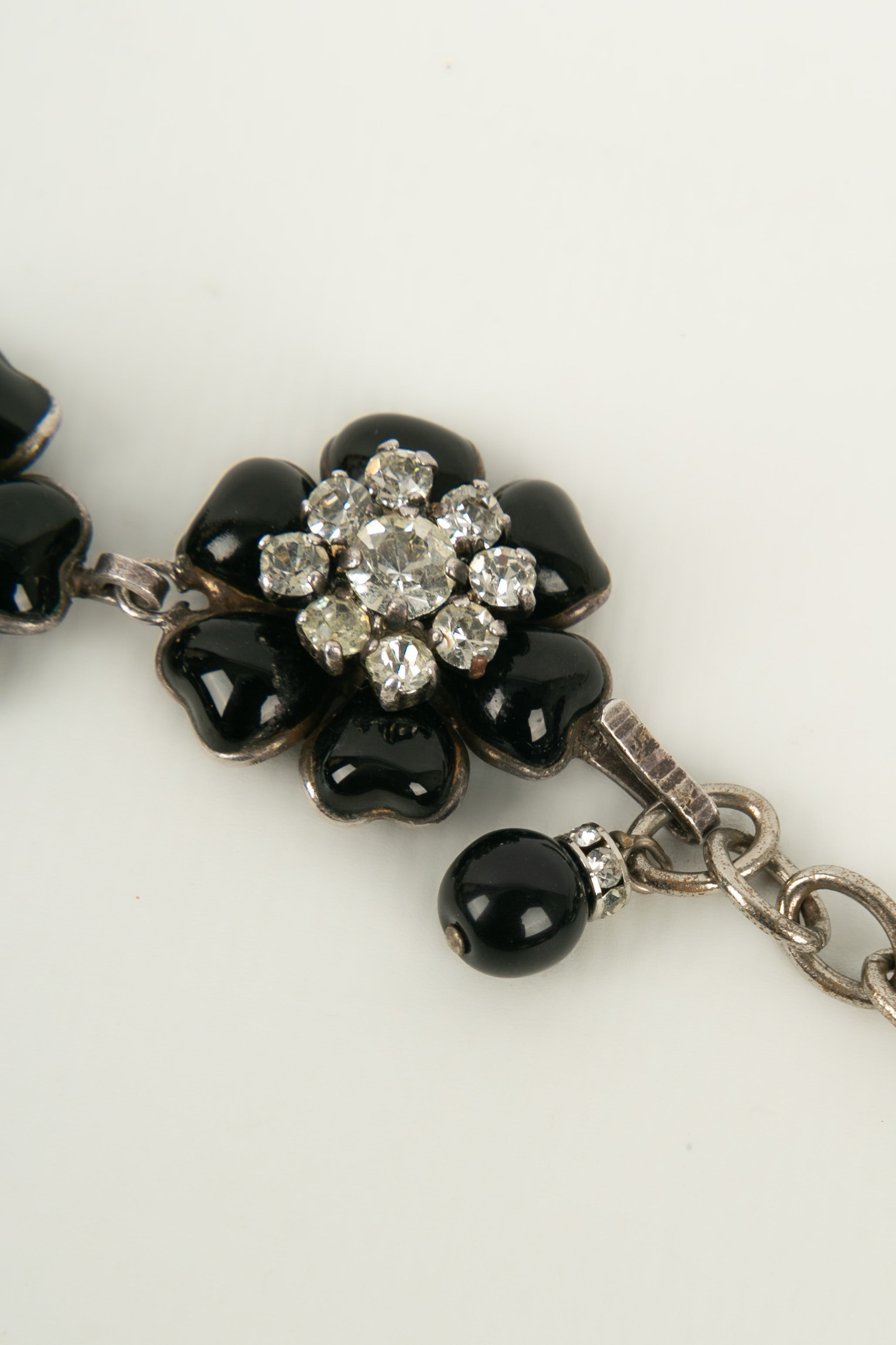 Collier cam��lias en p��te de verre Chanel