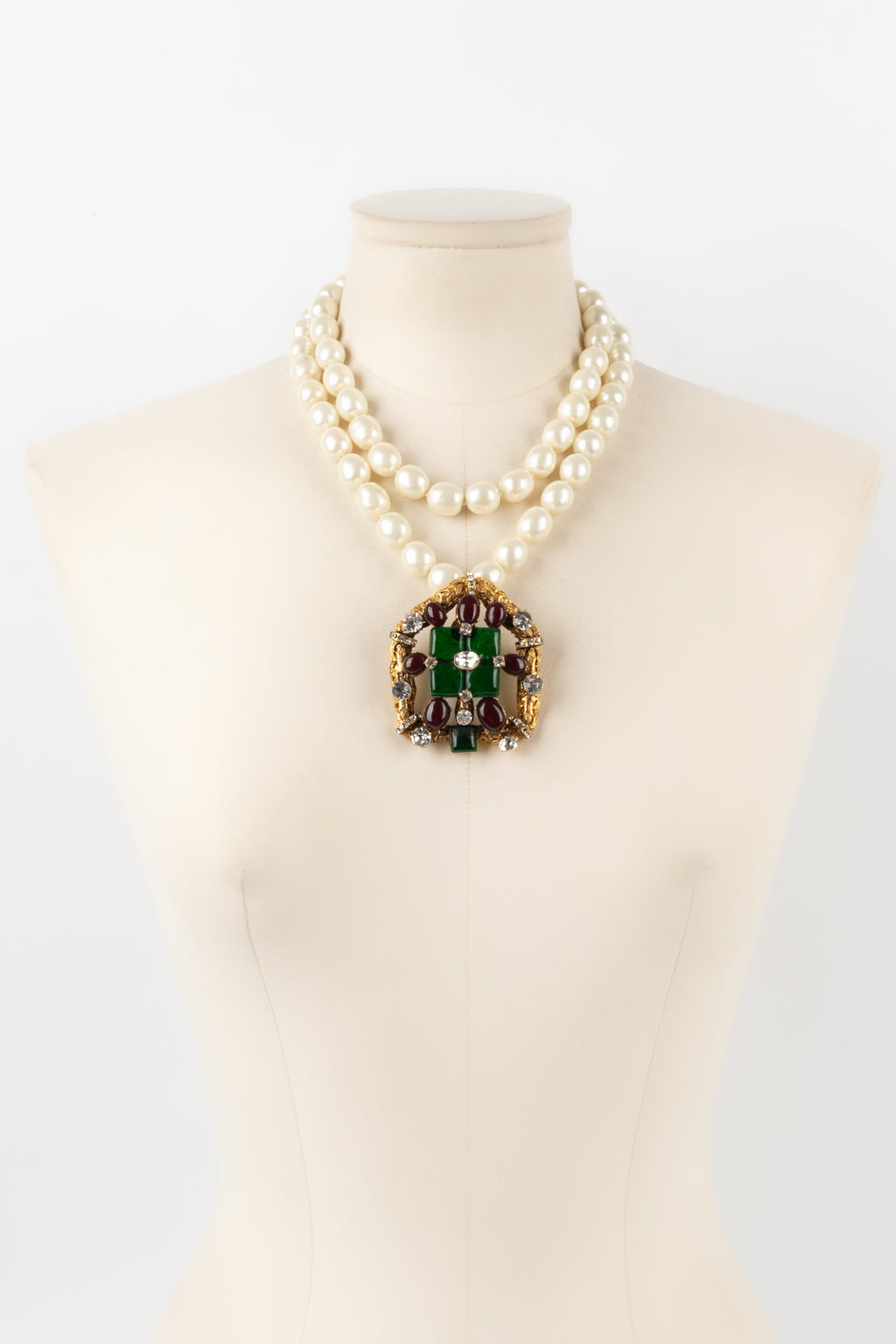 Collier en p��te de verre Chanel
