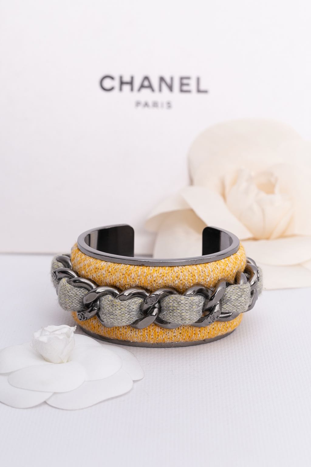 Manchette en tweed Chanel D��fil��