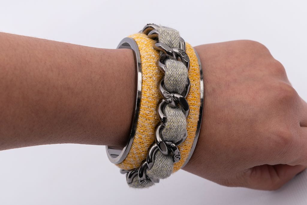 Manchette en tweed Chanel D��fil��