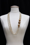 Collier de perles nacr��es Chanel