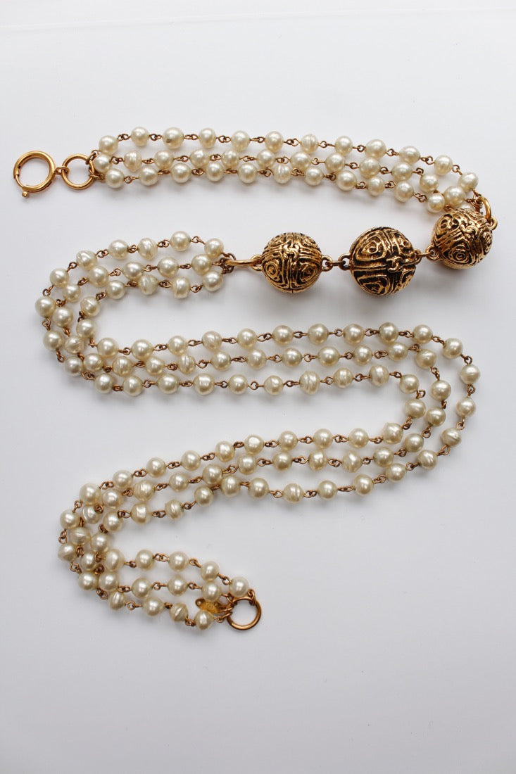 Collier de perles nacr��es Chanel