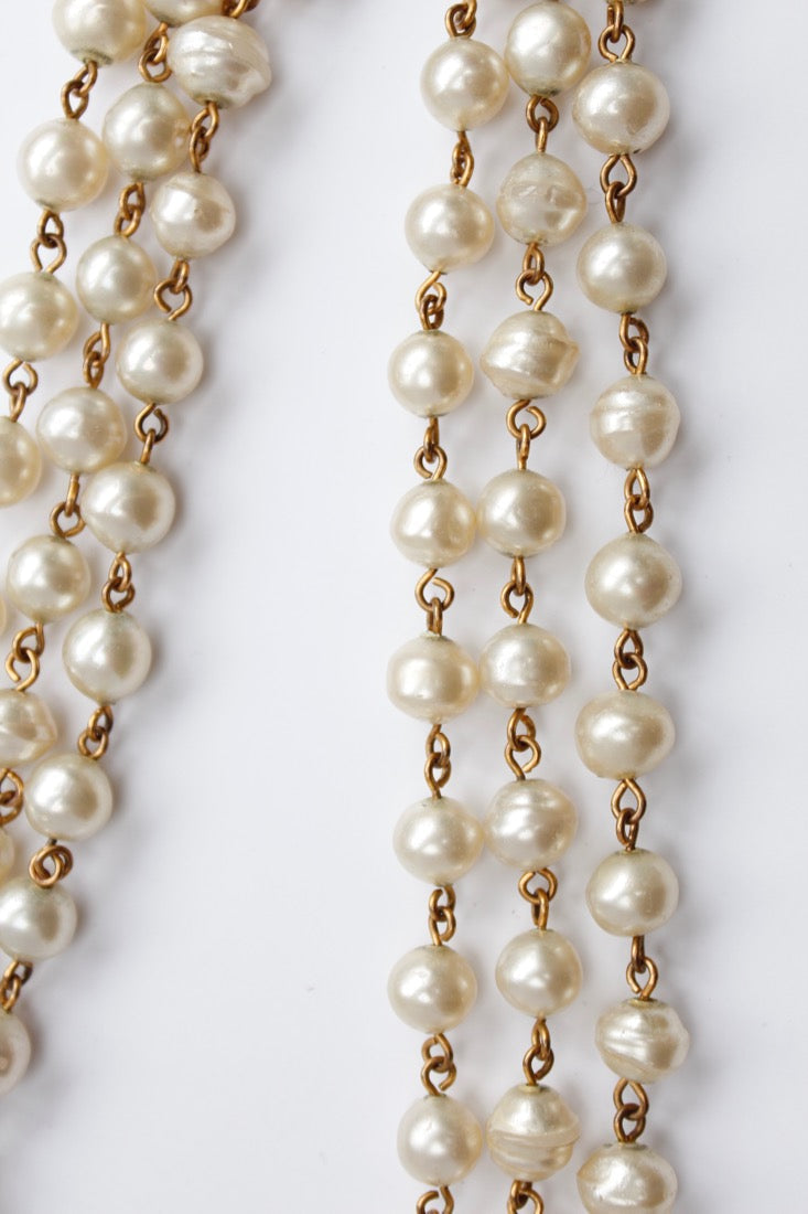 Collier de perles nacr��es Chanel