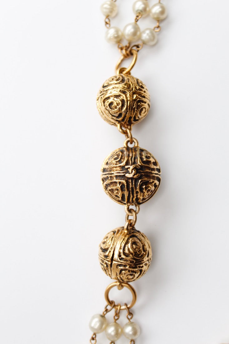 Collier de perles nacr��es Chanel