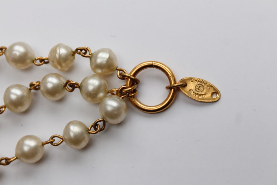 Collier de perles nacr��es Chanel