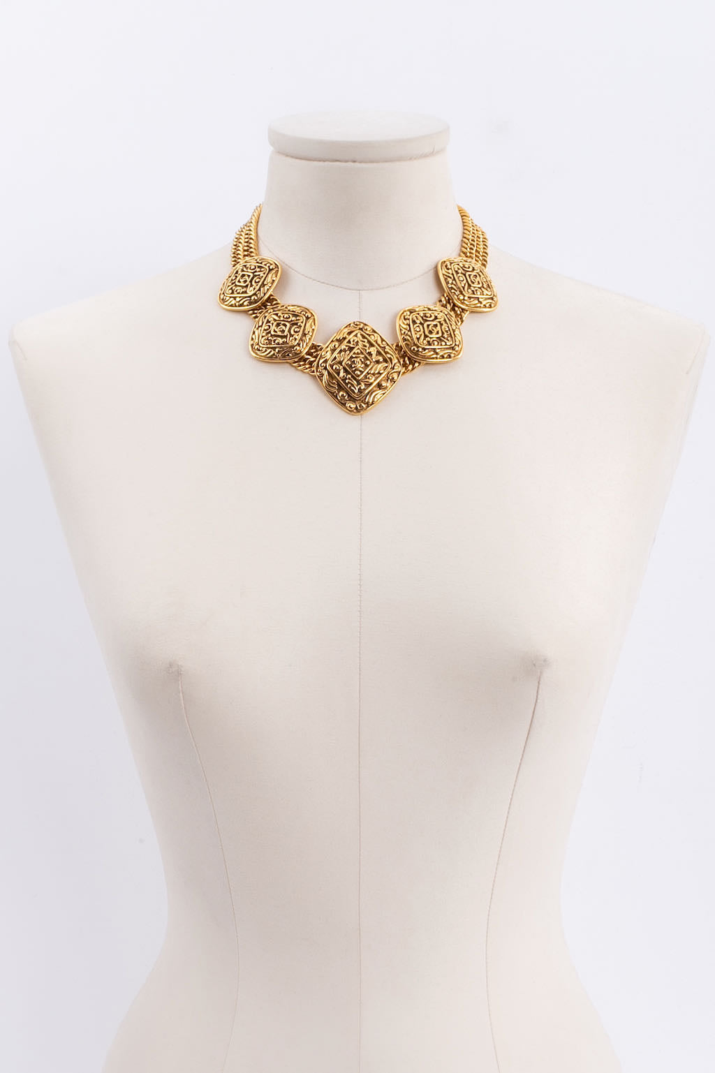 Collier court en m��tal dor�� Chanel 1980s
