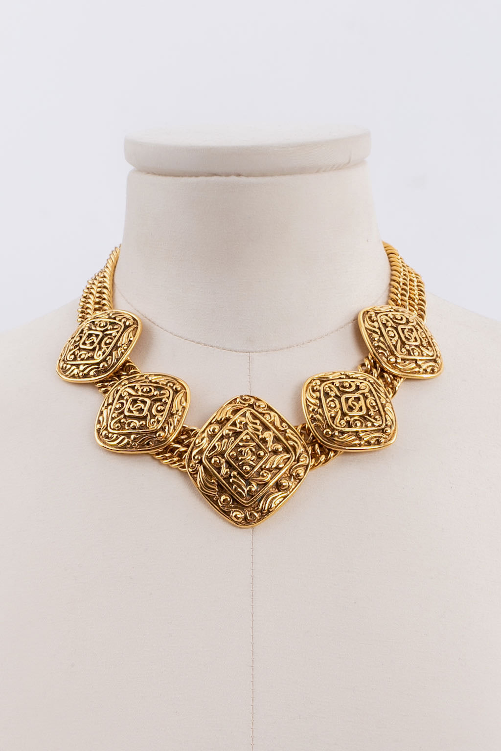Collier court en m��tal dor�� Chanel 1980s