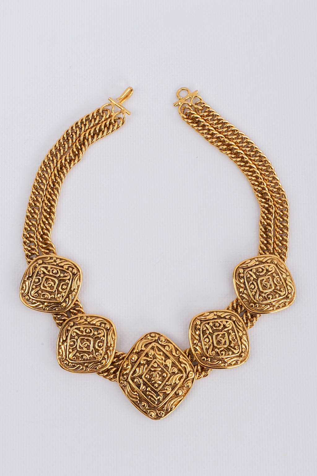 Collier court en m��tal dor�� Chanel 1980s
